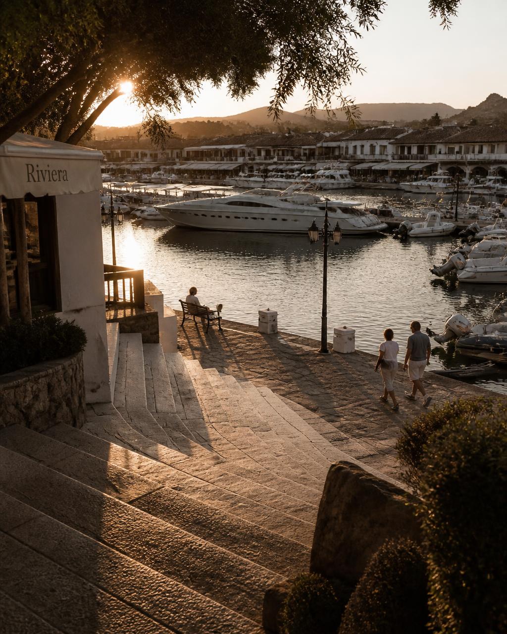La Piazza della Vecchia Darsena di Porto Rotondo al tramonto
